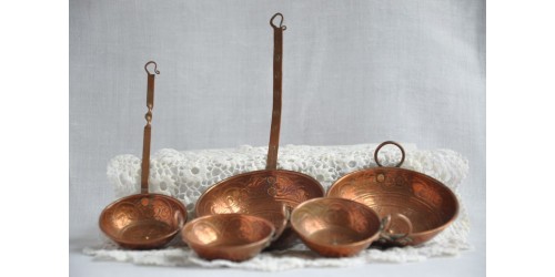 Casseroles miniatures en cuivre vintage pour maison d'enfant