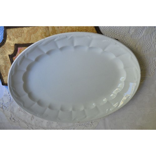 Plat ovale ancien Furnivals en céramique blanche
