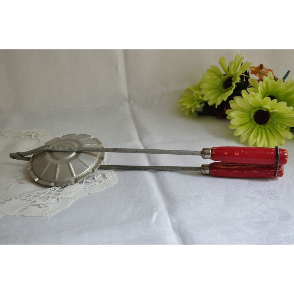Vintage Eggs Omelette Crepe Hand-Held Pan Mold Red Handles Camping