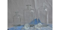 Petite bouteille de laboratoire en verre clair