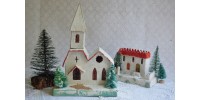 Petit village de Noël avec église, maison et sapins