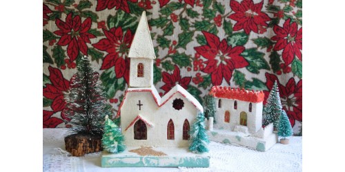 Petit village de Noël avec église, maison et sapins