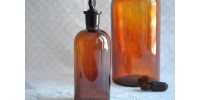 Flacon de pharmacie ancien en verre ambré moyen