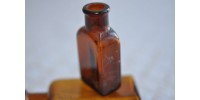 Flacon miniature Whitall Tatum verre ambré