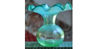 Petit vase en verre d'art soufflé à bord ondulé 