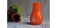 Vase d'art orange doublé de blanc à fenêtres