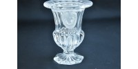 Vase en cristal en forme d'urne à têtes de lion