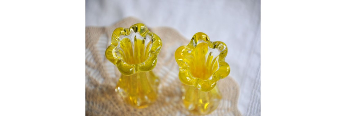 Paire de vases jaunes en verre étiré