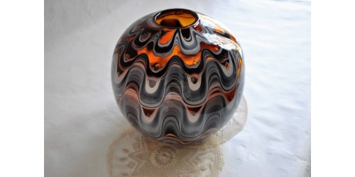 Vase forme boule signé en verre soufflé